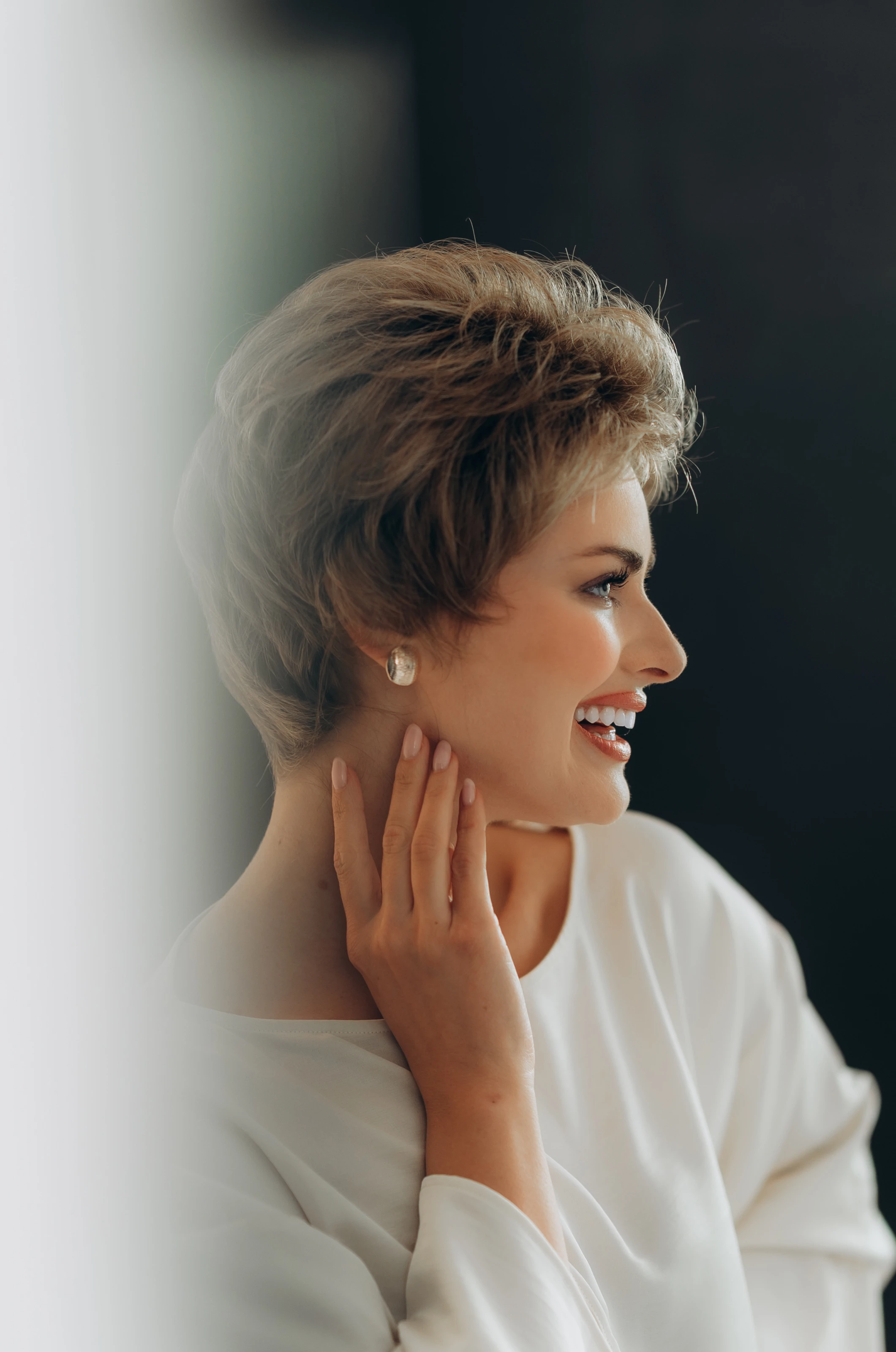 Short blonde wig with a natural finish