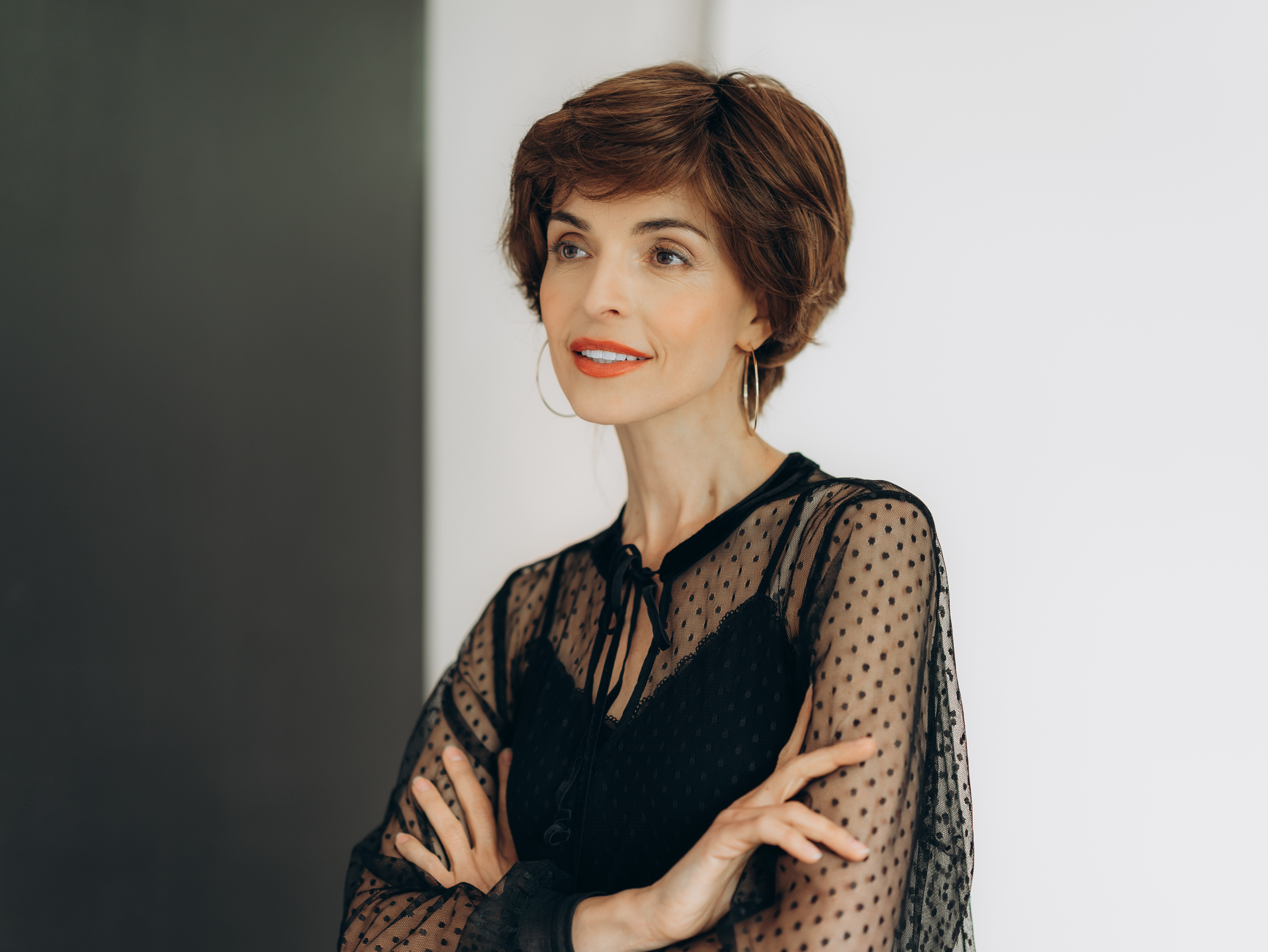 Woman wearing a natural-looking short wig